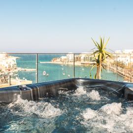 Luxury Panoramic Penthouse w Jacuzzi & Sea View, hotel en Marsaskala