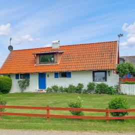 Beautiful Home In Båstad With House Sea View, hotel i Båstad