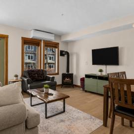 Pines & Peaks - 2 Bedroom Condo with Mountain Views - Pool & Hot Tubs, hotel di Canmore