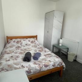 Double room with Shared bathroom - free WiFi, hotel in Hull