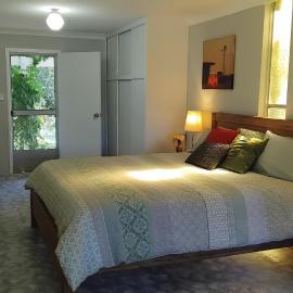 King Bed on Mid North Coast 8 mins A1، فندق في Valery
