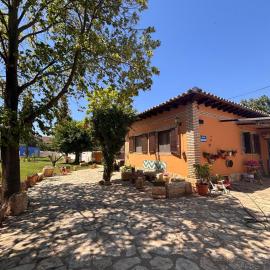 Casa Rural Entre Dos Aguas, hotel in Azuara