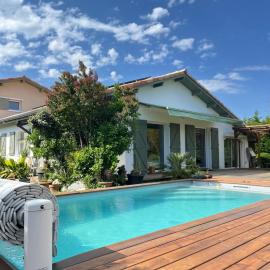 Maison calme avec piscine proche des plages Landaises, hotel din Saubion