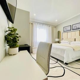 Cozy and Warm-Private Queen Bedroom with Private Bathroom & shared Kitchen& Lounge، فندق في Parklands
