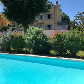Loue maison familiale avec piscine face aux vignes du Beaujolais