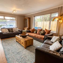Lynwood Lodge - 4-Bed Bungalow in Midsomer Norton, Parking, hotel in Midsomer Norton