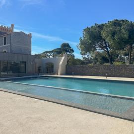 Delya, chalet confort, climatisation, piscine, hotell i Agde