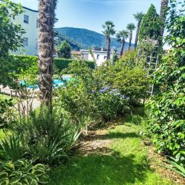 Apartment 2 Zimmer Gartenwohnung mit Pool by Interhome, hotelli kohteessa Caslano
