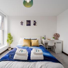 A bright step-free 2 bed 2 bath apartment with a sunrise balcony in Dartford Perfect for contractors, corporate workers, and families, it offers fast WiFi, free parking rapid access to M25 and Dartford Crossing