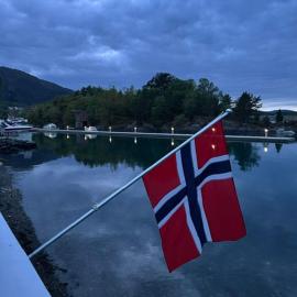 Koselig liten hytte ved sjøen, hotel di Skånevik