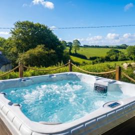 Clotted Cream Cottage - Detached Cottage near Dartmouth, Hot Tub & Sauna, hotel in Dartmouth