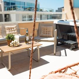 Ortigia Penthouse Suite - Private Rooftop Jacuzzi - Sea Views, hotel in Is-Swieqi