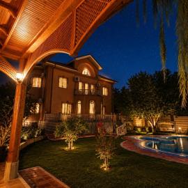 Elegant Family Villa with Pool & Garden, hotel a Qibray