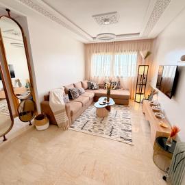 Stylish 2Br Apartment in Harhoura 5 min to Beach & Free Parking, ξενοδοχείο σε Temara