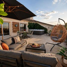 Les Arches d'Or - Loft 200 m2 avec Rooftop, Jacuzzi et 3 Suites - Centre 5 min - Proche A7-A9: Orange şehrinde bir otel