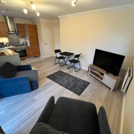 2 Bed 2 Bath, 1st Floor Apt, 8 mins from Heathrow T2، فندق في هيلينغدون