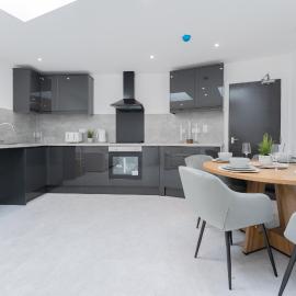 4 Bedroom modern apartment, hotel v mestu Birkenhead