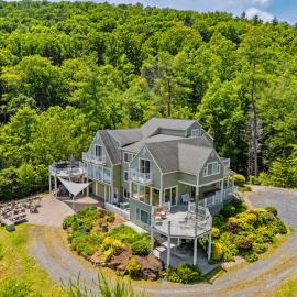 2 Mountain Retreats w 16 Bedrooms Hot Tubs & More, хотел в Moorefield