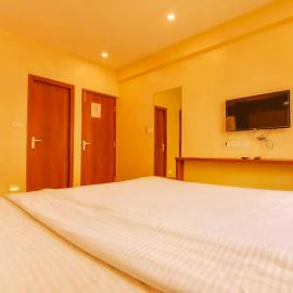 Dream Plaza near Biswa Bangla Gate, hotel a Neur