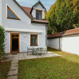 DAS BURGENNEST Chalet 6 - Familienchalet für 5 mit privatem Bademantelgang zur Therme, hotel in Lutzmannsburg