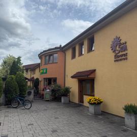 Penzión Sunflower, hotel in Piešťany