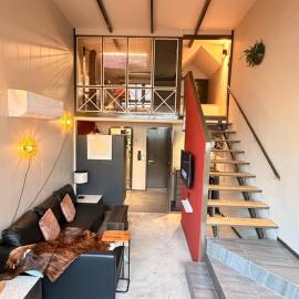 Luxury Loft Villa 3BR Sleeps 10 Near BTS Silom, hotel in Bang Rak