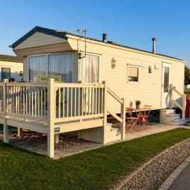 Lovely 2 bedroom caravan with deck Mablethorpe , by the beach