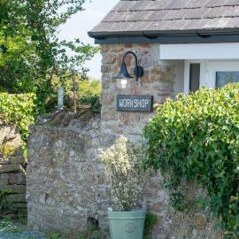 Cosy Hideaway I Couples Break I Private Estate, hotel i Newborough