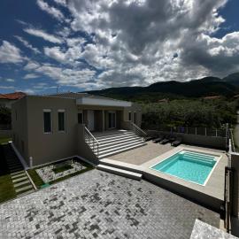 MARRONI RETREAT - Pool - Spa - Gym, hotelli kohteessa Skotína