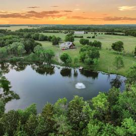 Luxury Longhorn Ranch Retreat, Hot Tub, Pond views, hotel en Bonham