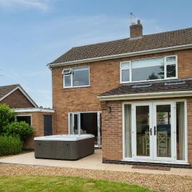 Vanessa's Haven - with hot tub and free parking!