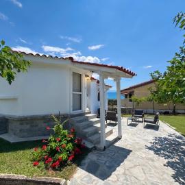 Potidea Seashell Garden House 70m from Beach Garden and Private Parking, hotel in Nea Potidaea
