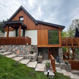 Domek nad jeziorem z jacuzzi ROMANTICA: Wilamowo şehrinde bir otel