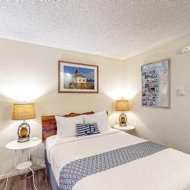 Retro beach room near downtown with fast WiFI - walk to shops & eateries, hótel í Bandon