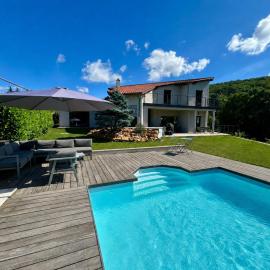 Villa Between Pool & Forest - air conditioning, hotel em Limonest