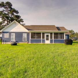 Peaceful Lake Escape w/ Dock in Coffee County, hotel en Douglas