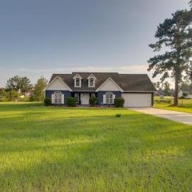 Peaceful Lake Escape w/ Dock in Coffee County, hotel en Douglas