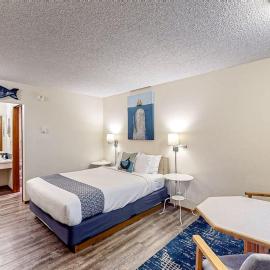 Retro beach hideaway with fast WiFI - walk to downtown attractions, ξενοδοχείο σε Bandon