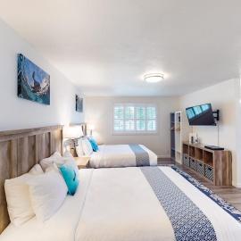 Retro-chic beach room with fast WiFI - walk to downtown shops & eateries, viešbutis mieste Bandonas