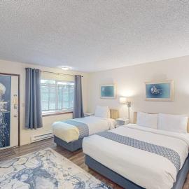 Retro-chic room near the beach with fast WiFI - walk to downtown hot spots