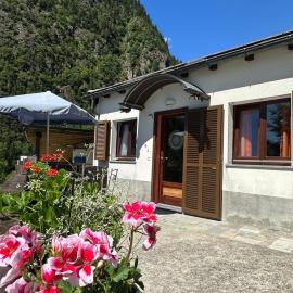 Appartamento Solluna، فندق في Brusio