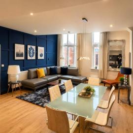 The Savoy Suite, King Size 2 Bedroom by The Hive WA1, hotel in Warrington
