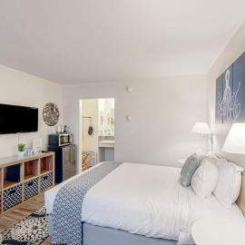 Cute beach room with fast WiFI - walk to downtown shops & eats、バンドンのホテル
