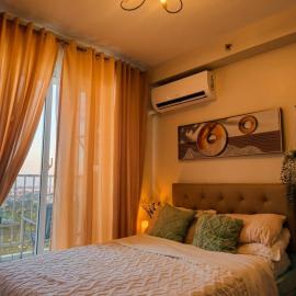 Studio w pool & balcony, city & mountain view Mactan airport、Subaのホテル