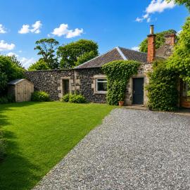 Ivy golf cottage, hotel in Leven