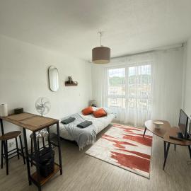 Joli studio rénové à 10 minutes de Bordeaux, khách sạn ở Cenon