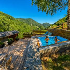 Le René-Sens, chalet 5p avec bain nordique, piscine et vue Pyrénées، فندق في Boutx