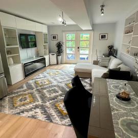 Cozy private suite near trails & transit, hotel a Port Coquitlam