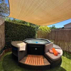 Villa Le Buis des Collines, classée 3 Étoiles AtoutFrance, magnifique villa superbement décorée et très bien équipée, idéale pour 6 pers, Terrasse extérieure avec son coin SPA, Clim, parking privatif