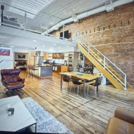 Stillwater 2 Level Loft with Rooftop Hot Tub with River view on Main Street, hotel Stillwaterben
